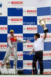 13.07.2008 Zandvoort, The Netherlands,  (right) Teammember receives the branch trophy and (left)  Tom Kristensen (DNK), Audi Sport Team Abt, Audi A4 DTM applauds him. - DTM 2008 at Circuit Park Zandvoort