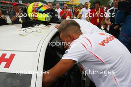 31.08.2008 Fawkham, England,  Lewis Hamilton (GBR), McLaren Mercedes looks inside a DTM car - DTM 2008 at Brands Hatch