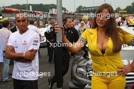 31.08.2008 Fawkham, England,  Lewis Hamilton (GBR), McLaren Mercedes with a Grid Girl - DTM 2008 at Brands Hatch