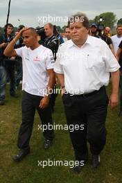 31.08.2008 Fawkham, England,  Lewis Hamilton (GBR), McLaren Mercedes with Norbert Haug (GER), Sporting Director Mercedes-Benz on the grid - DTM 2008 at Brands Hatch