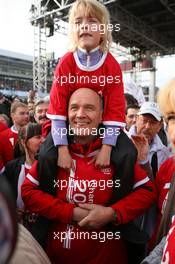 26.10.2008 Hockenheim, Germany,  Dr. Wolfgang Ullrich (GER), Audi's Head of Sport, with his son, wearing a championship T-shirt - DTM 2008 at Hockenheimring, Germany