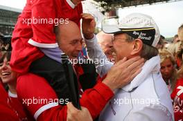 26.10.2008 Hockenheim, Germany,  Dr. Wolfgang Ullrich (GER), Audi's Head of Sport, being congratulated with the championship by a Mercedes team member - DTM 2008 at Hockenheimring, Germany