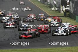 16.03.2008 Melbourne, Australia,  Start, Lewis Hamilton (GBR), McLaren Mercedes, MP4-23 leads Robert Kubica (POL), BMW Sauber F1 Team, F1.08 and Heikki Kovalainen (FIN), McLaren Mercedes, MP4-23 - Formula 1 World Championship, Rd 1, Australian Grand Prix, Sunday Race