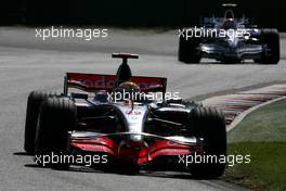 16.03.2008 Melbourne, Australia,  Lewis Hamilton (GBR), McLaren Mercedes, Robert Kubica (POL), BMW Sauber F1 Team - Formula 1 World Championship, Rd 1, Australian Grand Prix, Sunday Race