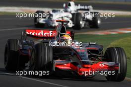 16.03.2008 Melbourne, Australia,  Lewis Hamilton (GBR), McLaren Mercedes, Nick Heidfeld (GER), BMW Sauber F1 Team - Formula 1 World Championship, Rd 1, Australian Grand Prix, Sunday Race