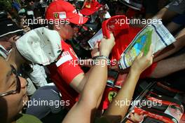 13.03.2008 Melbourne, Australia,  Kimi Raikkonen (FIN), Räikkönen, Scuderia Ferrari signing autographs to the fans- Formula 1 World Championship, Rd 1, Australian Grand Prix, Thursday