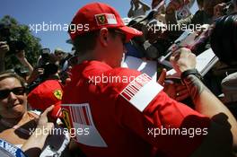13.03.2008 Melbourne, Australia,  Kimi Raikkonen (FIN), Räikkönen, Scuderia Ferrari signing autographs to the fans- Formula 1 World Championship, Rd 1, Australian Grand Prix, Thursday
