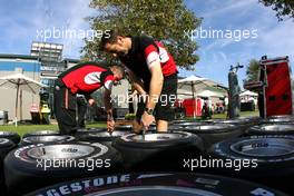 13.03.2008 Melbourne, Australia,  Super Aguri F1 Team mechanics - Formula 1 World Championship, Rd 1, Australian Grand Prix, Thursday