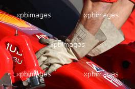 19.11.2008 Barcelona, Spain,  Ferrari mechanics wear rubber gloves, due to KERS on the car of Luca Badoer (ITA), Test Driver, Scuderia Ferrari - Formula 1 Testing, Barcelona