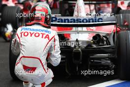 07.09.2008 Francorchamps, Belgium,  Jarno Trulli (ITA), Toyota Racing looking at the back of his car - Formula 1 World Championship, Rd 13, Belgian Grand Prix, Sunday Podium