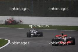 07.09.2008 Francorchamps, Belgium,  Kimi Raikkonen (FIN), Räikkönen, Scuderia Ferrari, F2008, crashed, Lewis Hamilton (GBR), McLaren Mercedes, MP4-23 leads - Formula 1 World Championship, Rd 13, Belgian Grand Prix, Sunday Race