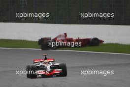 07.09.2008 Francorchamps, Belgium,  Kimi Raikkonen (FIN), Räikkönen, Scuderia Ferrari, F2008, crashed, Lewis Hamilton (GBR), McLaren Mercedes, MP4-23 leads - Formula 1 World Championship, Rd 13, Belgian Grand Prix, Sunday Race