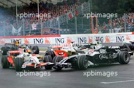07.09.2008 Francorchamps, Belgium,  Giancarlo Fisichella (ITA), Force India F1 Team, VJM-01 crashes into Kazuki Nakajima (JPN), Williams F1 Team - Formula 1 World Championship, Rd 13, Belgian Grand Prix, Sunday Race