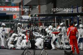 07.09.2008 Francorchamps, Belgium,  Nick Heidfeld (GER), BMW Sauber F1 Team, F1.08 pit stop - Formula 1 World Championship, Rd 13, Belgian Grand Prix, Sunday Race