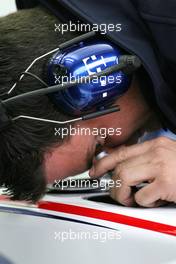 06.09.2008 Francorchamps, Belgium,  BMW Sauber F1 Team mechanic - Formula 1 World Championship, Rd 13, Belgian Grand Prix, Saturday Practice