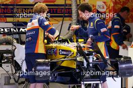 04.09.2008 Francorchamps, Belgium,  Renault F1 Team mechanics - Formula 1 World Championship, Rd 13, Belgian Grand Prix, Thursday