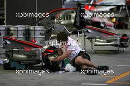 04.04.2008 Sakhir, Bahrain,  McLaren Mercedes mechanic - Formula 1 World Championship, Rd 3, Bahrain Grand Prix, Friday