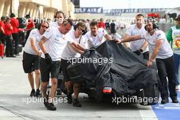 04.04.2008 Sakhir, Bahrain,  Lewis Hamilton's (GBR), McLaren Mercedes is pushed back to the garage by his mechanics after Lewis's crash - Formula 1 World Championship, Rd 3, Bahrain Grand Prix, Friday