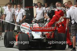04.04.2008 Sakhir, Bahrain,  Giancarlo Fisichella (ITA), Force India F1 Team, VJM-01, refuelling - Formula 1 World Championship, Rd 3, Bahrain Grand Prix, Friday Practice
