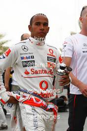 04.04.2008 Sakhir, Bahrain,  Lewis Hamilton (GBR), McLaren Mercedes walks back to the pits after his crash in the second practice session - Formula 1 World Championship, Rd 3, Bahrain Grand Prix, Friday Practice