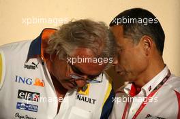 04.04.2008 Sakhir, Bahrain,  Flavio Briatore (ITA), Renault F1 Team, Team Chief, Managing Director, Hiroshi Yasukawa (JPN), Bridgestone -- Formula 1 World Championship, Rd 3, Bahrain Grand Prix, Friday