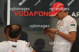 04.04.2008 Sakhir, Bahrain,  Heikki Kovalainen (FIN), McLaren Mercedes on his mobile phone - Formula 1 World Championship, Rd 3, Bahrain Grand Prix, Friday