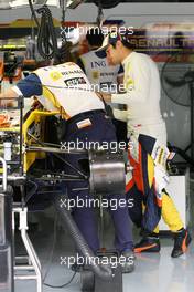 04.04.2008 Sakhir, Bahrain,  Nelson Piquet Jr (BRA), Renault F1 Team - Formula 1 World Championship, Rd 3, Bahrain Grand Prix, Friday Practice
