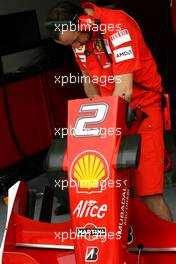 04.04.2008 Sakhir, Bahrain,  Scuderia Ferrari mechanic - Formula 1 World Championship, Rd 3, Bahrain Grand Prix, Friday Practice