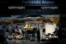 04.04.2008 Sakhir, Bahrain,  Night atmospher, Fernando Alonso (ESP), Renault F1 Team - Formula 1 World Championship, Rd 3, Bahrain Grand Prix, Friday