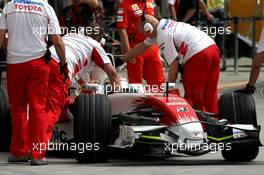 04.04.2008 Sakhir, Bahrain,  Jarno Trulli (ITA), Toyota Racing - Formula 1 World Championship, Rd 3, Bahrain Grand Prix, Friday Practice