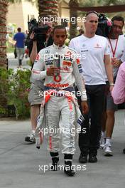 04.04.2008 Sakhir, Bahrain,  Lewis Hamilton (GBR), McLaren Mercedes walks back to the pits after his crash in the second practice session - Formula 1 World Championship, Rd 3, Bahrain Grand Prix, Friday Practice