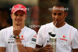 04.04.2008 Sakhir, Bahrain,  Heikki Kovalainen (FIN), McLaren Mercedes, Lewis Hamilton (GBR), McLaren Mercedes - Formula 1 World Championship, Rd 3, Bahrain Grand Prix, Friday