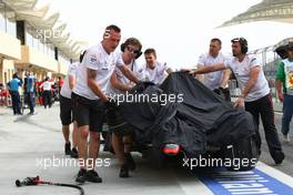 04.04.2008 Sakhir, Bahrain,  Lewis Hamilton's (GBR), McLaren Mercedes is pushed back to the garage by his mechanics after Lewis's crash - Formula 1 World Championship, Rd 3, Bahrain Grand Prix, Friday