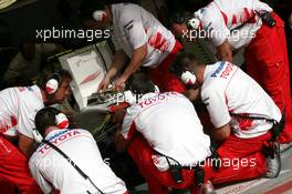 04.04.2008 Sakhir, Bahrain,  Toyota F1 Team mechanics - Formula 1 World Championship, Rd 3, Bahrain Grand Prix, Friday Practice