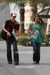 04.04.2008 Sakhir, Bahrain,  Anthony Davidson (GBR), Super Aguri F1 Team with his wife Carrie - Formula 1 World Championship, Rd 3, Bahrain Grand Prix, Friday