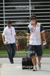 04.04.2008 Sakhir, Bahrain,  Fernando Alonso (ESP), Renault F1 Team - Formula 1 World Championship, Rd 3, Bahrain Grand Prix, Friday