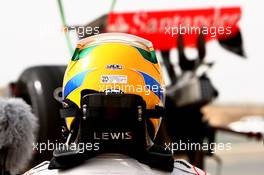 04.04.2008 Sakhir, Bahrain,  Lewis Hamilton (GBR), McLaren Mercedes, watches his crash damaged MP4-23 - Formula 1 World Championship, Rd 3, Bahrain Grand Prix, Friday Practice