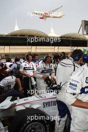 06.04.2008 Sakhir, Bahrain,  Gulf Air jet fly past - Formula 1 World Championship, Rd 3, Bahrain Grand Prix, Sunday Pre-Race Grid