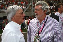 06.04.2008 Sakhir, Bahrain,  Bernie Ecclestone (GBR), President and CEO of Formula One Management and George Lucas (USA), Director of the Star Wars movies - Formula 1 World Championship, Rd 3, Bahrain Grand Prix, Sunday Pre-Race Grid
