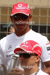 06.04.2008 Sakhir, Bahrain,  Lewis Hamilton (GBR), McLaren Mercedes and Heikki Kovalainen (FIN), McLaren Mercedes - Formula 1 World Championship, Rd 3, Bahrain Grand Prix, Sunday Pre-Race Grid