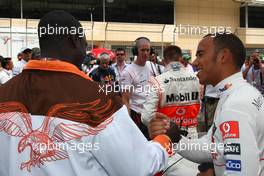 06.04.2008 Sakhir, Bahrain,  Akon (USA), Hip Hop / R&B Music Artist with Lewis Hamilton (GBR), McLaren Mercedes - Formula 1 World Championship, Rd 3, Bahrain Grand Prix, Sunday Pre-Race Grid