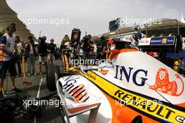 06.04.2008 Sakhir, Bahrain,  Fernando Alonso (ESP), Renault F1 Team - Formula 1 World Championship, Rd 3, Bahrain Grand Prix, Sunday Pre-Race Grid