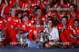 06.04.2008 Sakhir, Bahrain,  Kimi Raikkonen (FIN), Räikkönen, Scuderia Ferrari, Felipe Massa (BRA), Scuderia Ferrari and his wife Rafaela - Formula 1 World Championship, Rd 3, Bahrain Grand Prix, Sunday Podium