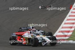 06.04.2008 Sakhir, Bahrain,  Adrian Sutil (GER), Force India F1 Team, VJM-01 damaged front wing - Formula 1 World Championship, Rd 3, Bahrain Grand Prix, Sunday Race