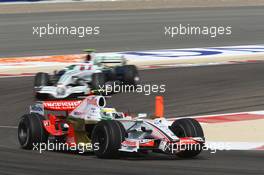 06.04.2008 Sakhir, Bahrain, Giancarlo Fisichella (ITA), Force India F1 Team, VJM-01 leads Rubens Barrichello (BRA), Honda Racing F1 Team, RA108 - Formula 1 World Championship, Rd 3, Bahrain Grand Prix, Sunday Race