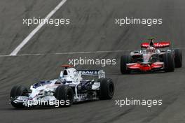 06.04.2008 Sakhir, Bahrain,  Nick Heidfeld (GER), BMW Sauber F1 Team, Heikki Kovalainen (FIN), McLaren Mercedes - Formula 1 World Championship, Rd 3, Bahrain Grand Prix, Sunday Race
