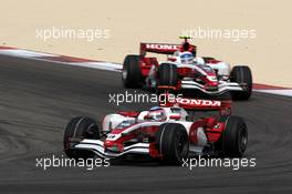 06.04.2008 Sakhir, Bahrain,  Takuma Sato (JPN), Super Aguri F1, Anthony Davidson (GBR), Super Aguri F1 Team - Formula 1 World Championship, Rd 3, Bahrain Grand Prix, Sunday Race