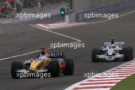 06.04.2008 Sakhir, Bahrain,  Fernando Alonso (ESP), Renault F1 Team, Rubens Barrichello (BRA), Honda Racing F1 Team - Formula 1 World Championship, Rd 3, Bahrain Grand Prix, Sunday Race