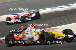06.04.2008 Sakhir, Bahrain,  Fernando Alonso (ESP), Renault F1 Team  Timo Glock (GER), Toyota F1 Team, TF108 - Formula 1 World Championship, Rd 3, Bahrain Grand Prix, Sunday Race