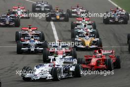06.04.2008 Sakhir, Bahrain,  Start of the race, Robert Kubica (POL), BMW Sauber F1 Team - Formula 1 World Championship, Rd 3, Bahrain Grand Prix, Sunday Race